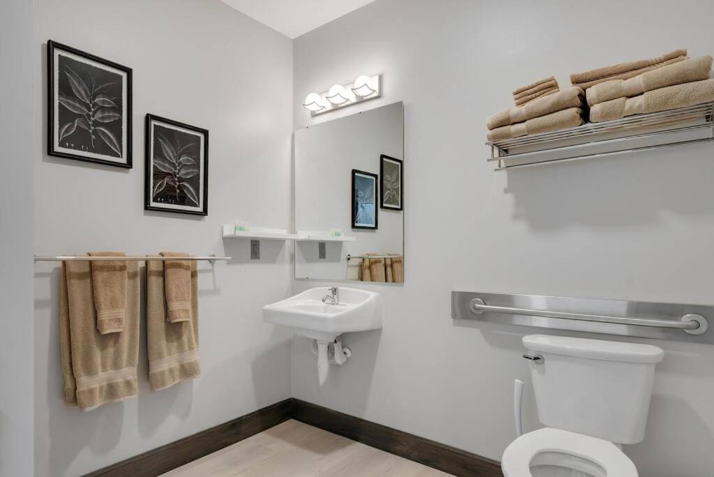 Barnwood Suite - Main Street Lodge In Берлин Екстериор снимка